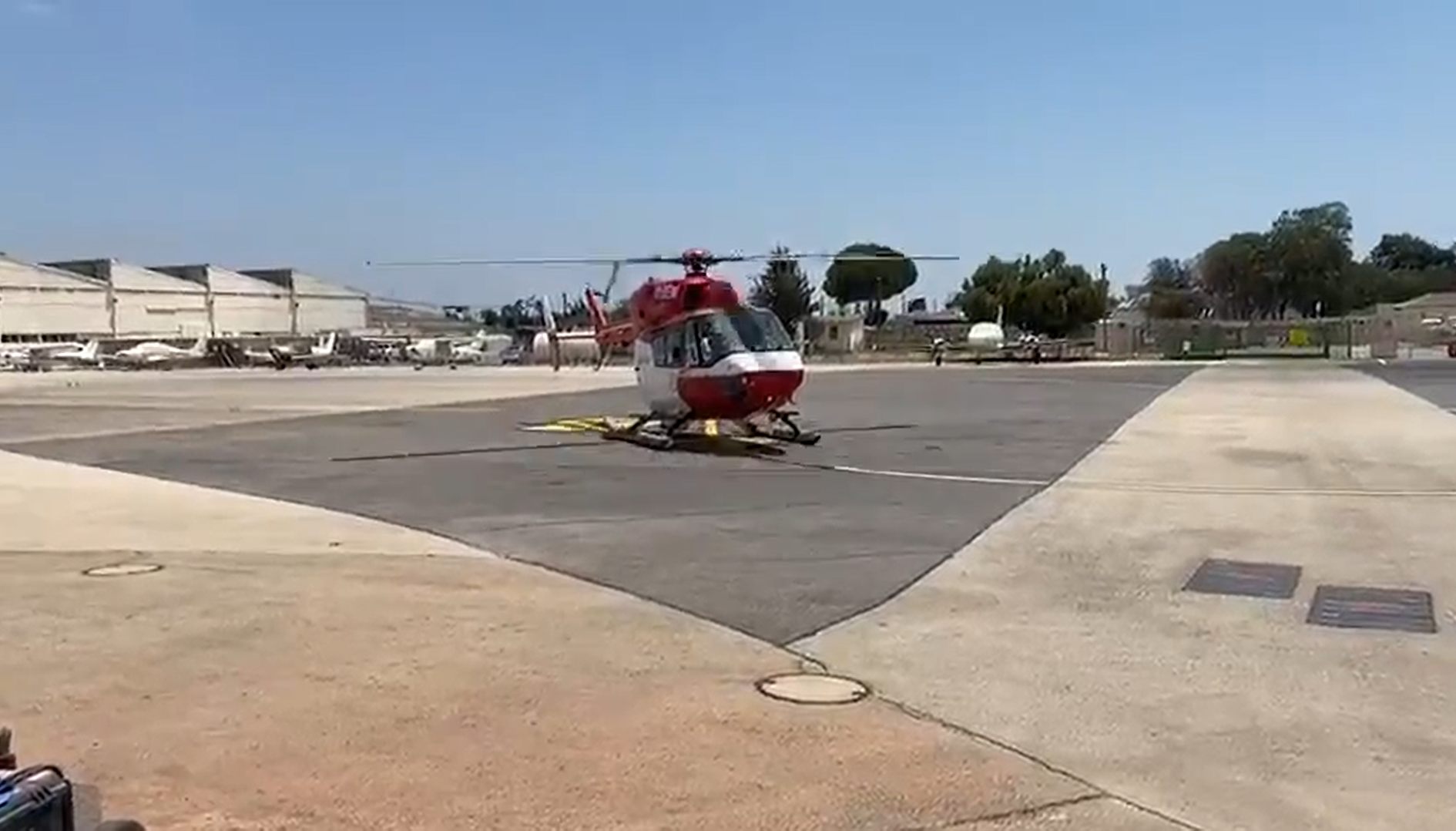 Hélicoptère sur l'aire de stationnement